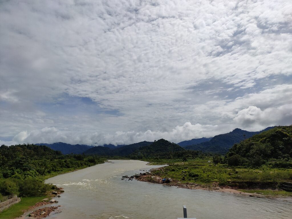 Sungai di Perjalanan menuju Air Terjun Nyarai